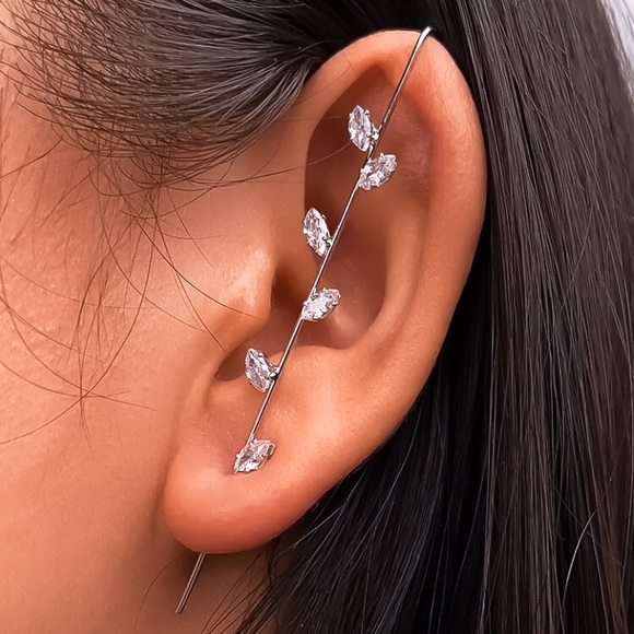 🔵𝟲𝟱%𝗢𝗙𝗙 𝗯𝘂𝗻𝗱𝗹𝗲𝘀 𝟯+🔵 NEW CZ Delicate Floral Ear Hook Crawler Earring - Picture 8 of 17